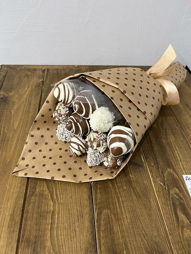 Клубника в шоколаде 250гр "крафт", артикул F1246298 - 3860 рублей, доставка по городу. Flawery - доставка цветов