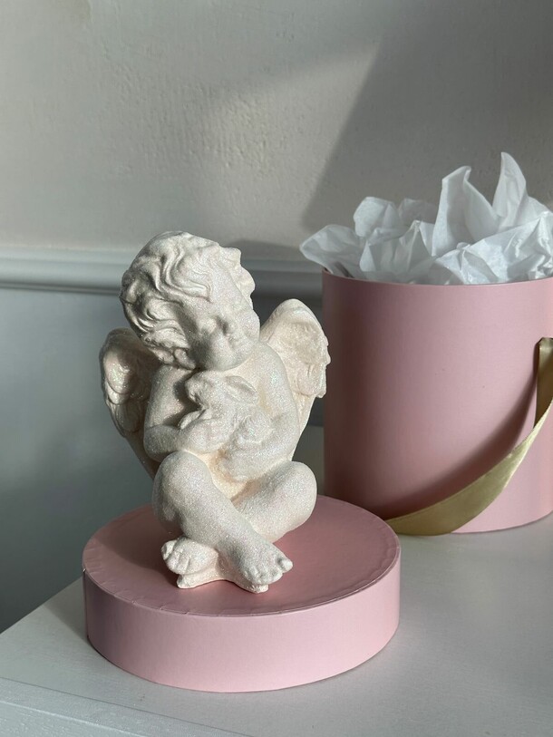 Ангел-мальчик в шляпной коробке, артикул F1246314 - 1299 рублей, доставка по городу. Flawery - доставка цветов