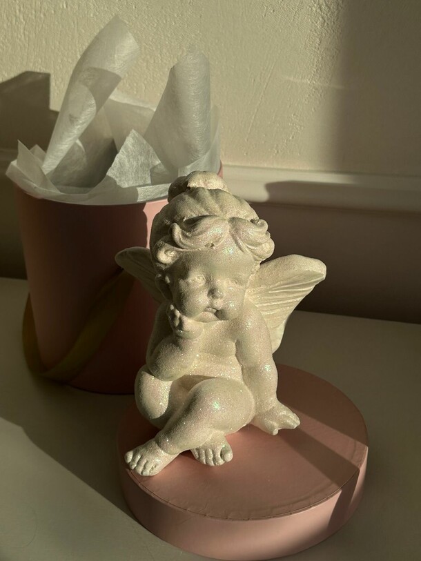 Ангел-девочка в шляпной коробке, артикул F1246315 - 2300 рублей, доставка по городу. Flawery - доставка цветов