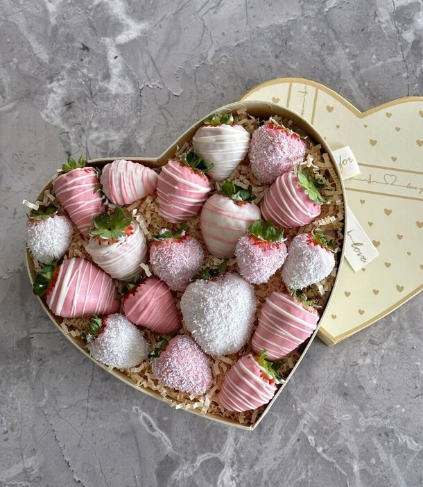 Коробка клубники в шоколаде "навсегда в сердце", артикул F1246541 - 3926 рублей, доставка по городу. Flawery - доставка цветов