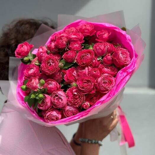 Монобукет из кустовых роз «мадам», артикул F1394852 - 6200 рублей, доставка по городу. Flawery - доставка цветов