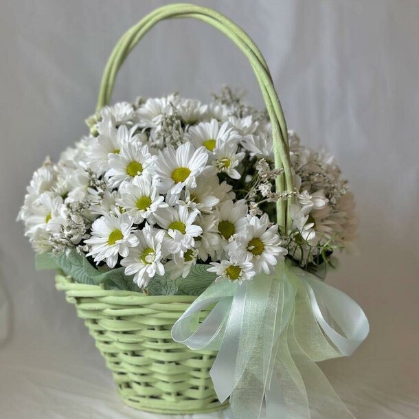 Корзинка с хризантемами "чувства", артикул F1518647 - 3200 рублей, доставка по городу. Flawery - доставка цветов