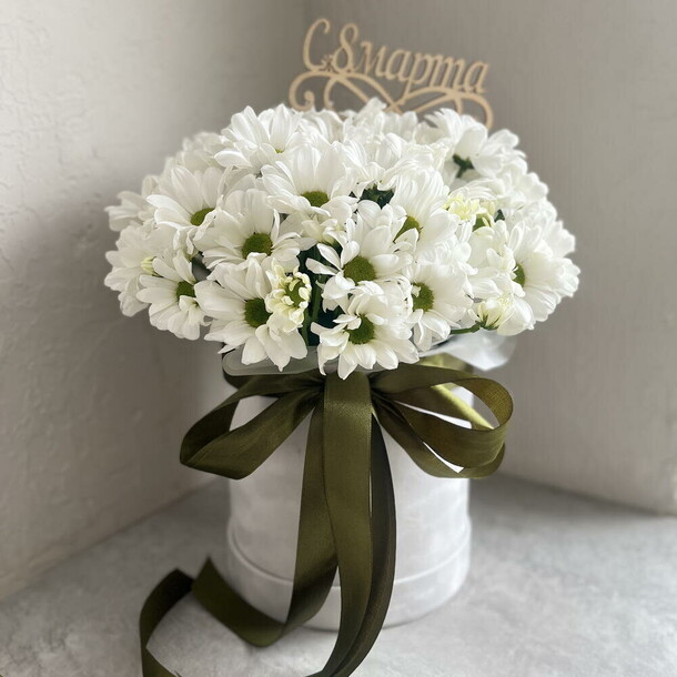 Хризантема ромашковая в коробке, артикул F1530104 - 3400 рублей, доставка по городу. Flawery - доставка цветов