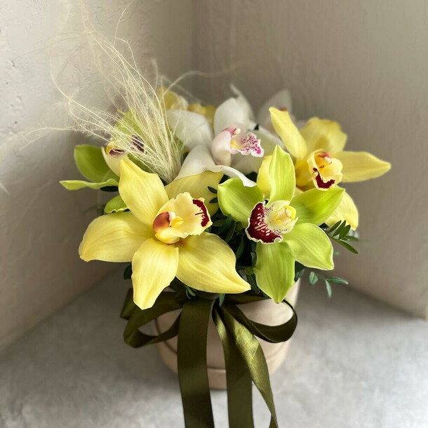 Коробка с орхидеями "бабочка" к 8 марта, артикул F1530139 - 4900 рублей, доставка по городу. Flawery - доставка цветов