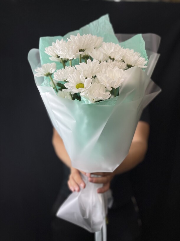 Букет хризантем (3шт), артикул F1312186 - 1999 рублей, доставка по городу. Flawery - доставка цветов