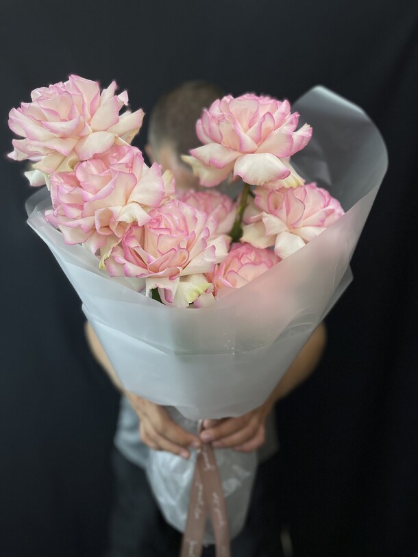 Букет французских роз 7шт, артикул F1313351 - 4300 рублей, доставка по городу. Flawery - доставка цветов