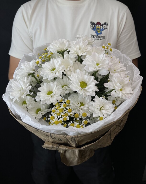 Букет ромашковидных хризантем «полянка», артикул F1321990 - 3800 рублей, доставка по городу. Flawery - доставка цветов
