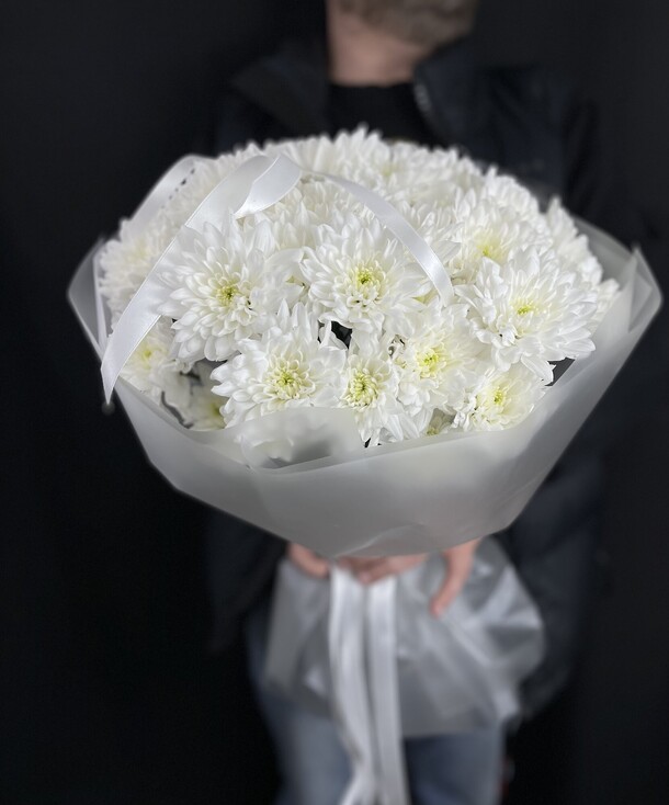 Монобукет белых хризантем «тополиный пух» ( кустовые хризантемы, белые хризантемы), артикул F1404452 - 5400 рублей, доставка по городу. Flawery - доставка цветов