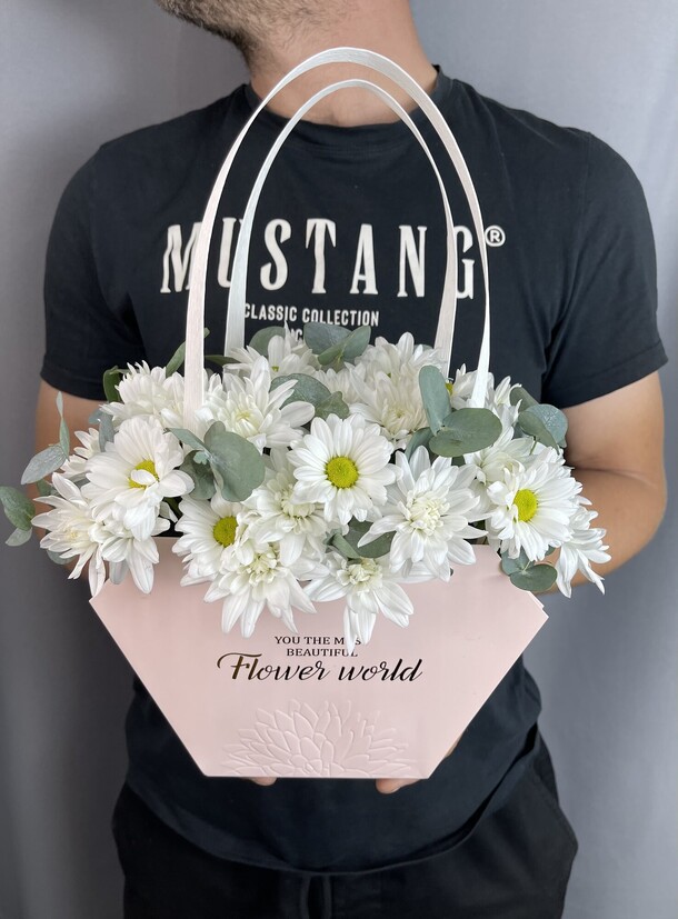 Композиция в сумочке « flower world», артикул F1429090 - 2890 рублей, доставка по городу. Flawery - доставка цветов