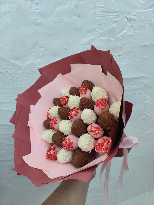 Букет из клубники в шоколаде, артикул F1473772 - 3993 рублей, доставка по городу. Flawery - доставка цветов