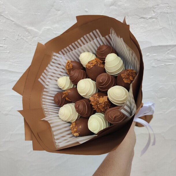 Букет из клубники в шоколаде, артикул F1473777 - 3618 рублей, доставка по городу. Flawery - доставка цветов