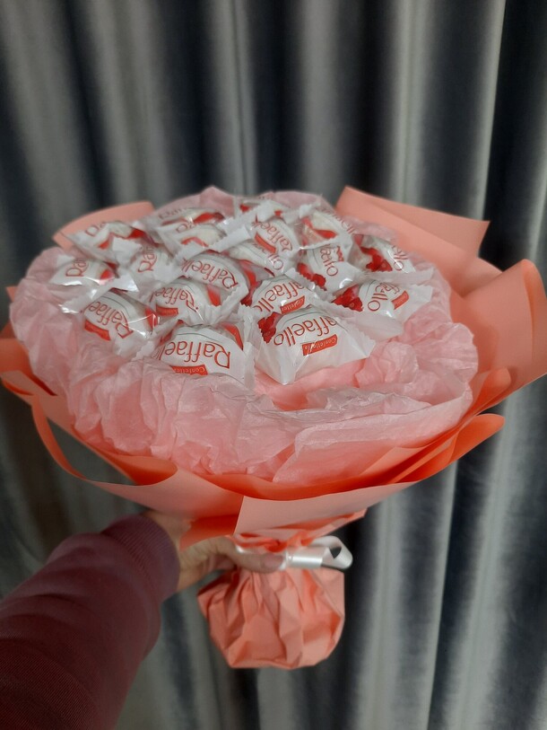 Букет из рафаэлло, артикул F1387602 - 3300 рублей, доставка по городу. Flawery - доставка цветов