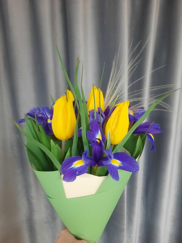 Букет из желтых тюльпанов и ирисов, артикул F1387895 - 3150 рублей, доставка по городу. Flawery - доставка цветов