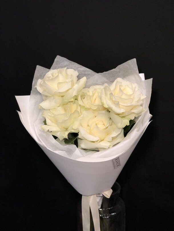 Белые розы (5), артикул F1380347 - 2900 рублей, доставка по городу. Flawery - доставка цветов
