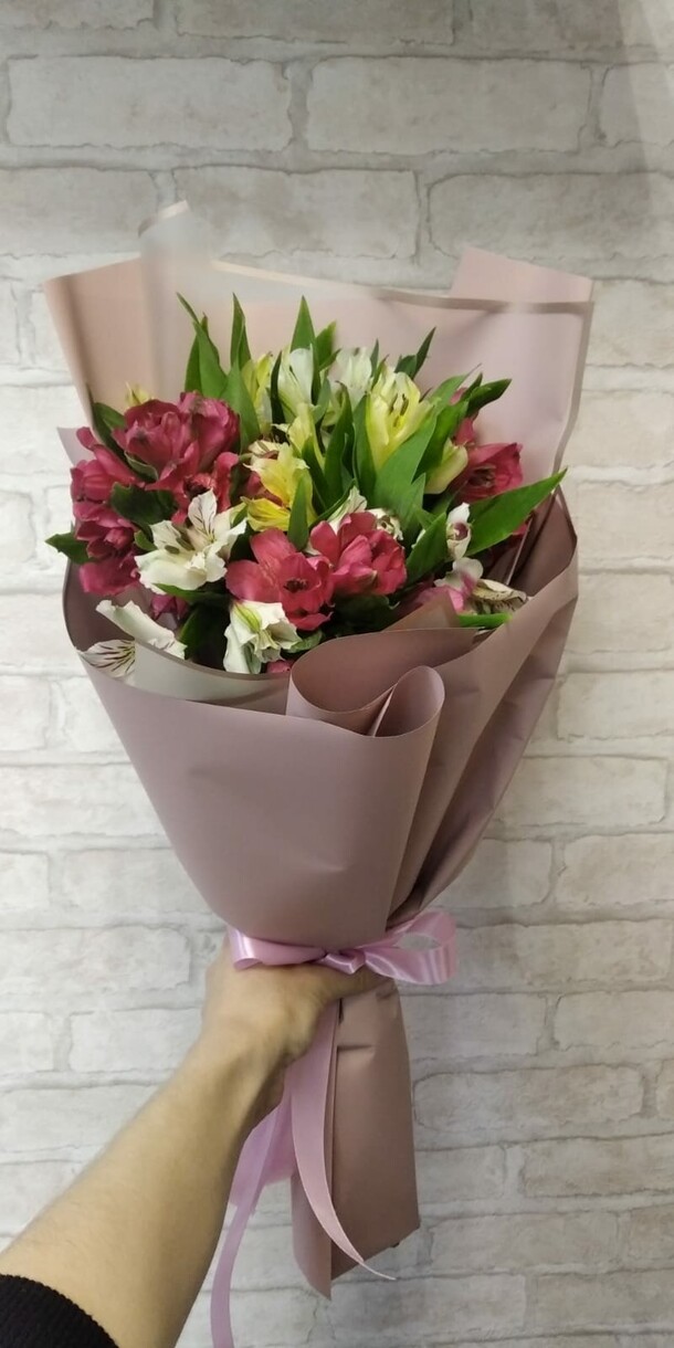 Букет альстромерий, артикул F1147122 - 3091 рублей, доставка по городу. Flawery - доставка цветов