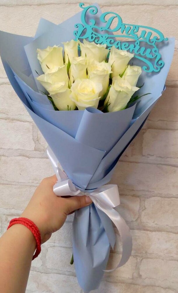 Белые розы с топпером, артикул F1188974 - 2431 рублей, доставка по городу. Flawery - доставка цветов