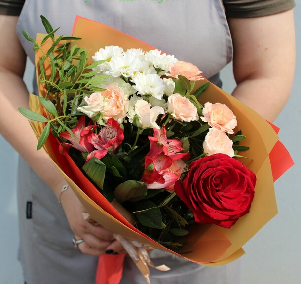 Букет комплимент 2, артикул F1313103 - 1991 рублей, доставка по городу. Flawery - доставка цветов