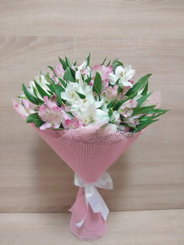 Букет из бело-розовых альстромерий, артикул F32842 - 3240 рублей, доставка по городу. Flawery - доставка цветов