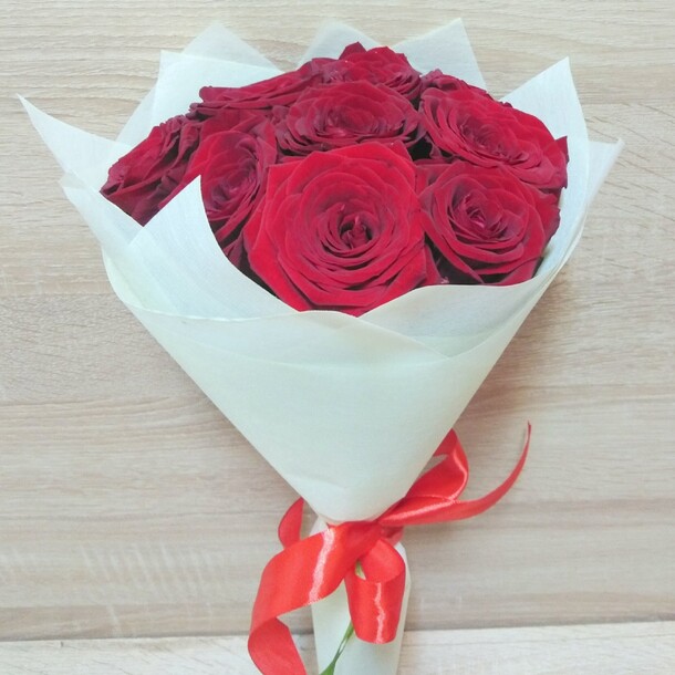 Букет красный роз 9 шт, артикул F98161 - 1991 рублей, доставка по городу. Flawery - доставка цветов