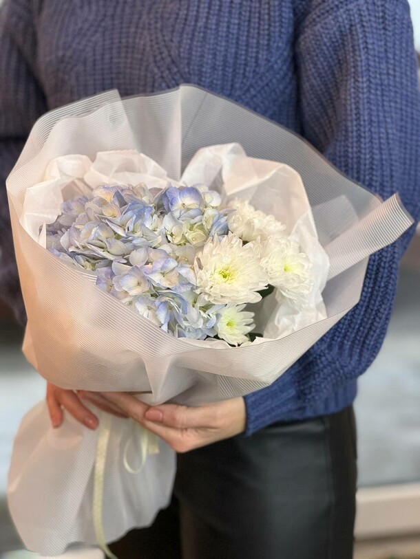 Небольшой букет с гортензией, артикул F1265277 - 2310 рублей, доставка по городу. Flawery - доставка цветов