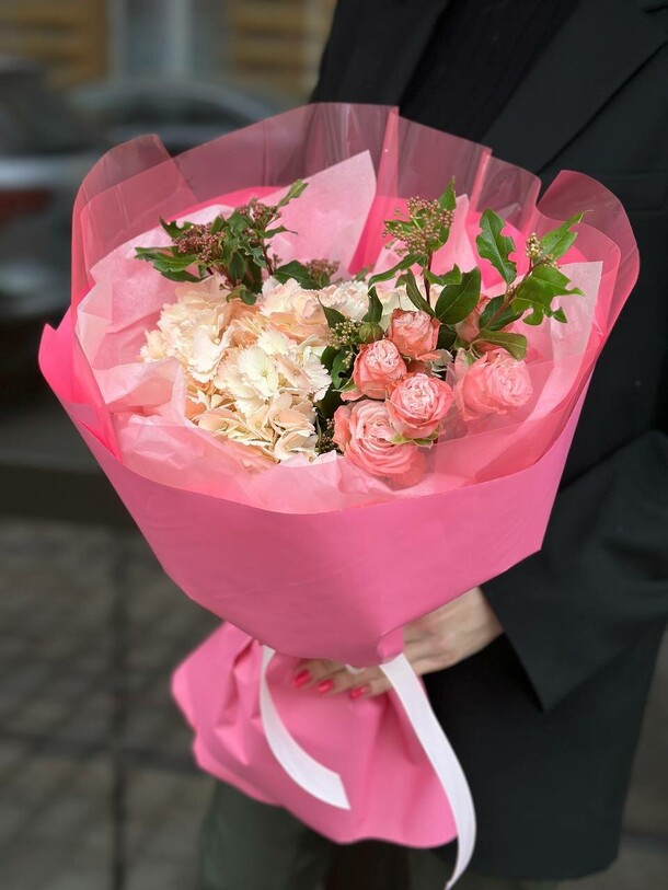 Букет с гортензией розовый крем, артикул F1266387 - 2640 рублей, доставка по городу. Flawery - доставка цветов