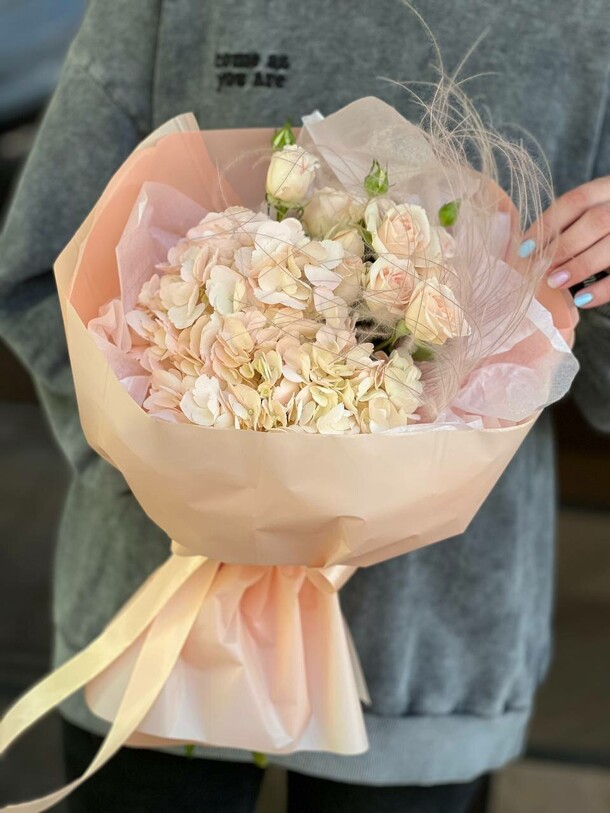 Букет с гортензией персиковый, артикул F1266955 - 2585 рублей, доставка по городу. Flawery - доставка цветов