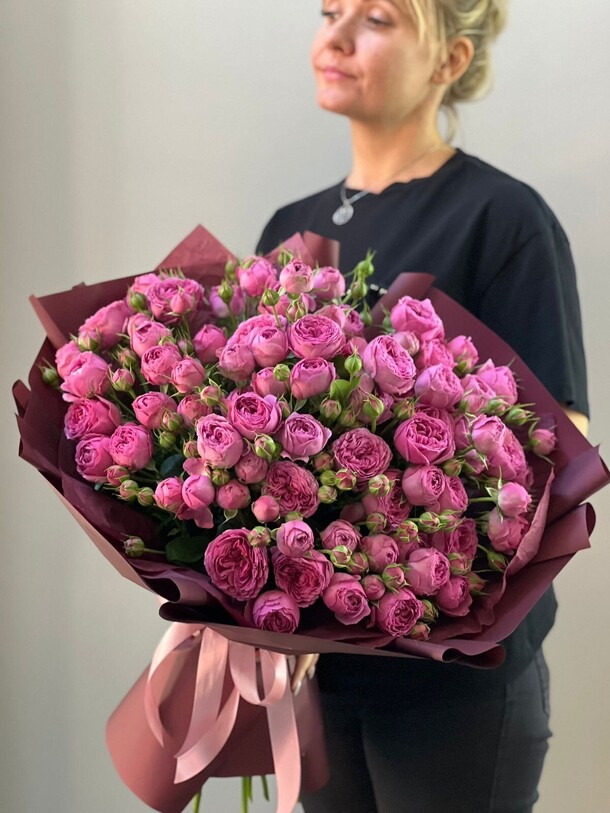 Большой букет кустовых роз, артикул F1371581 - 12500 рублей, доставка по городу. Flawery - доставка цветов