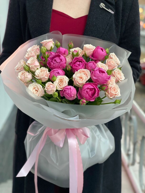 Букет микс кустовых роз, артикул F1371591 - 4100 рублей, доставка по городу. Flawery - доставка цветов