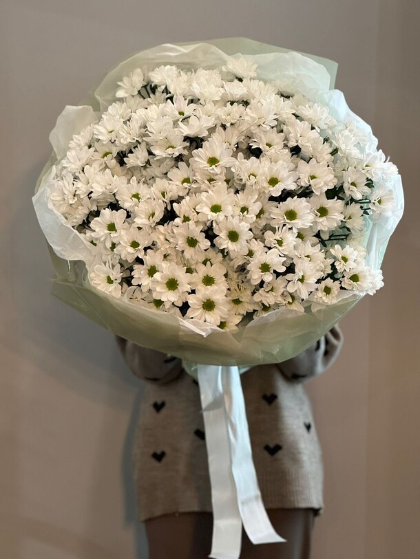 Большой букет хризантемы ромашки, артикул F1371984 - 8800 рублей, доставка по городу. Flawery - доставка цветов