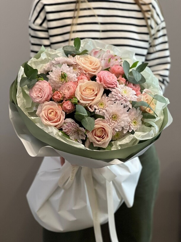 Сборный букет с розой и хризантемой, артикул F1371997 - 5650 рублей, доставка по городу. Flawery - доставка цветов