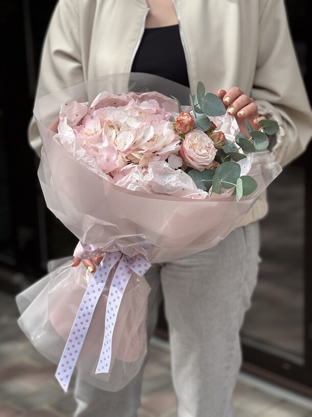 Букет с нежной гортензией, артикул F1412922 - 2500 рублей, доставка по городу. Flawery - доставка цветов