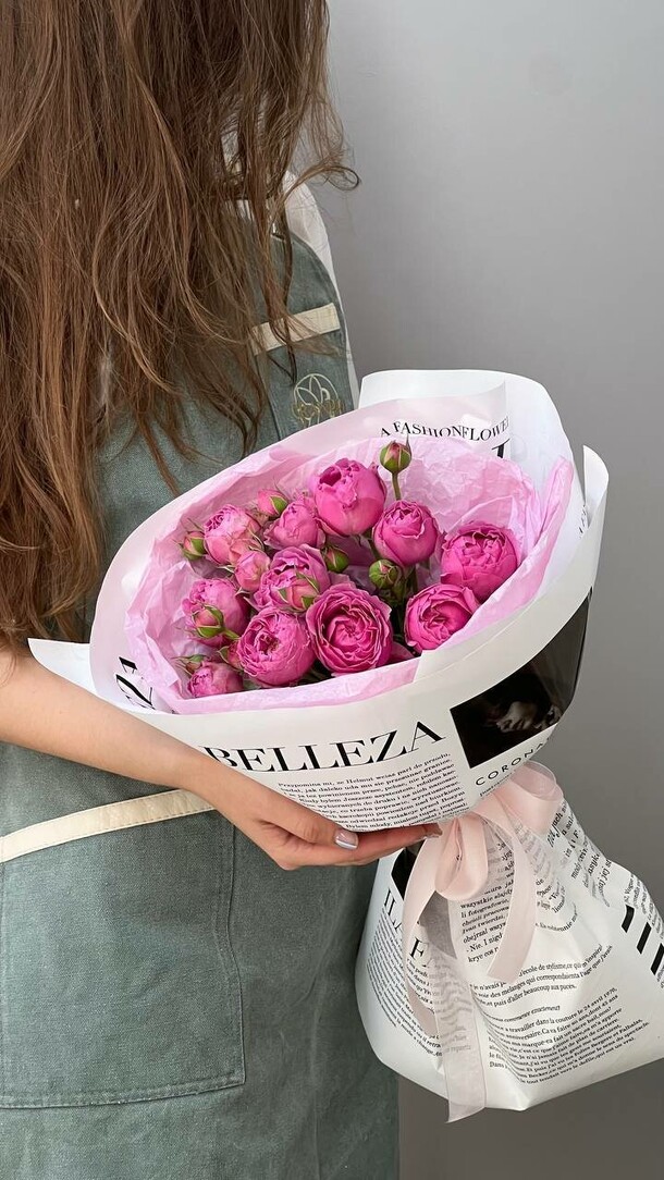 Букет-комплимент с пионовидными розами мисти баблз, артикул F1417549 - 2750 рублей, доставка по городу. Flawery - доставка цветов