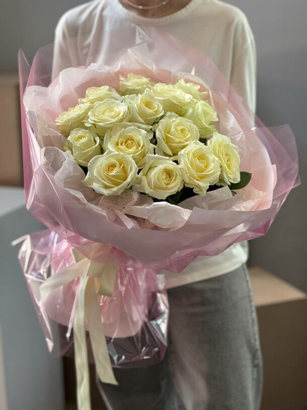 Букет из 15 белых роз, артикул F1424872 - 5130 рублей, доставка по городу. Flawery - доставка цветов