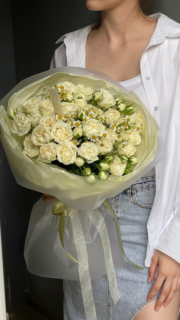 Букет белых кустовых роз, артикул F1425330 - 5630 рублей, доставка по городу. Flawery - доставка цветов