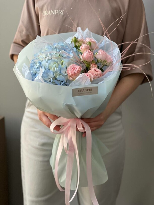 Нежный букет с гортензией, артикул F1435067 - 3250 рублей, доставка по городу. Flawery - доставка цветов