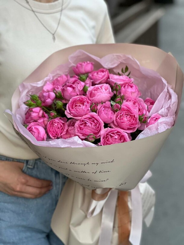 Букет малиновых кустовых розочек, артикул F1437795 - 4250 рублей, доставка по городу. Flawery - доставка цветов