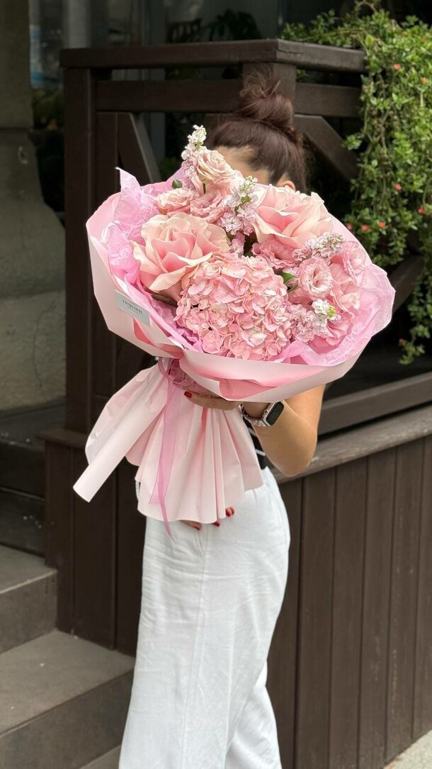 Букет "клубничные сливки", артикул F1456146 - 6400 рублей, доставка по городу. Flawery - доставка цветов