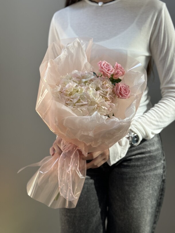 Гортензия и кустовая роза, артикул F1468507 - 2500 рублей, доставка по городу. Flawery - доставка цветов