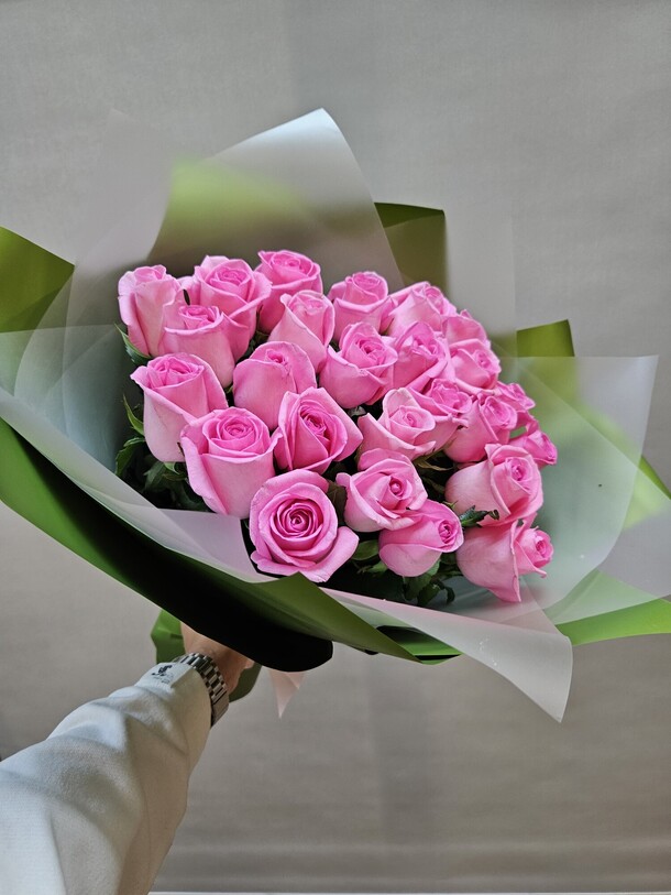 Букет из 25 роз, артикул F1282976 - 6636 рублей, доставка по городу. Flawery - доставка цветов
