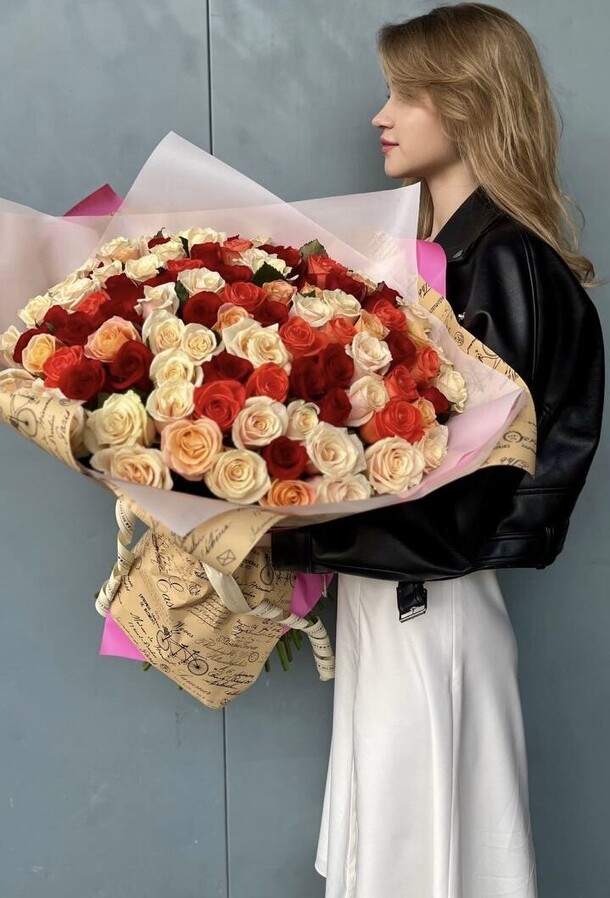 101 роза, артикул F1329925 - 16874 рублей, доставка по городу. Flawery - доставка цветов