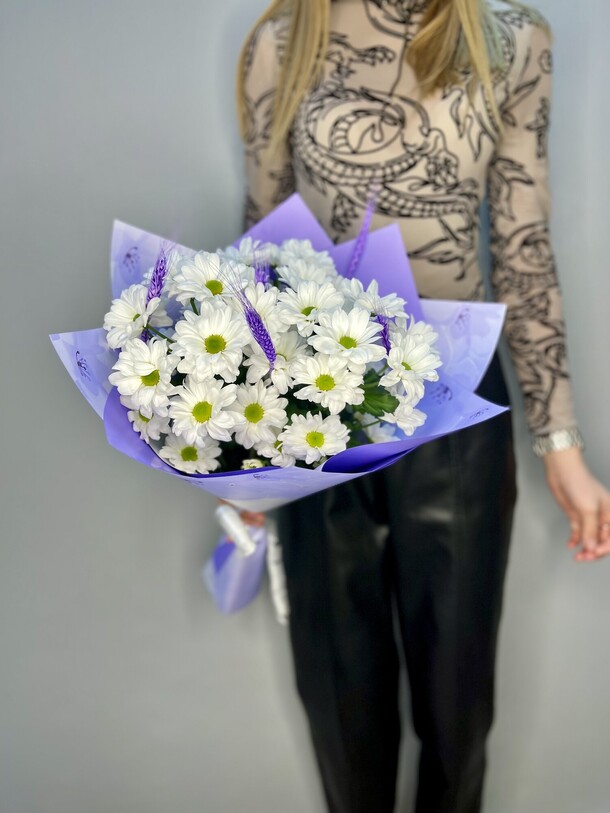 Букет из хризантем, артикул F1368992 - 1409 рублей, доставка по городу. Flawery - доставка цветов