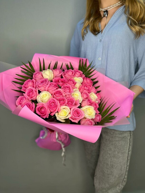 Букет розовый микс 35, артикул F1396233 - 5568 рублей, доставка по городу. Flawery - доставка цветов