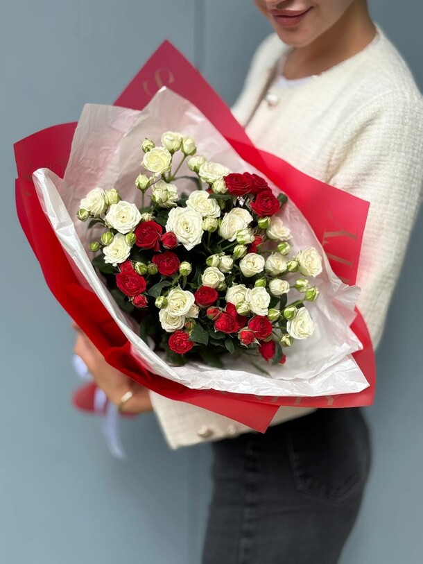 Букет "красно-белые кустовые розы", артикул F1481418 - 3591 рублей, доставка по городу. Flawery - доставка цветов