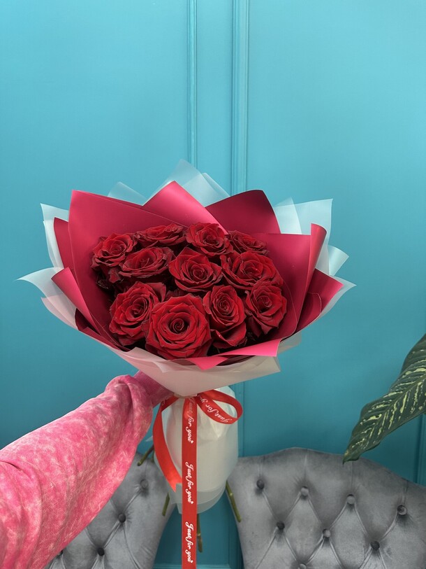 Букет из красных роз, артикул F1367061 - 6090 рублей, доставка по городу. Flawery - доставка цветов