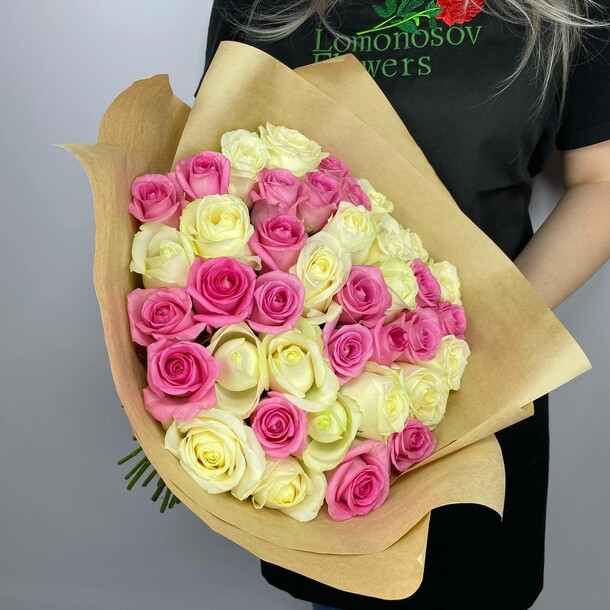 Букет из 39 бело-розовых роз, артикул F1255789 - 7490 рублей, доставка по городу. Flawery - доставка цветов