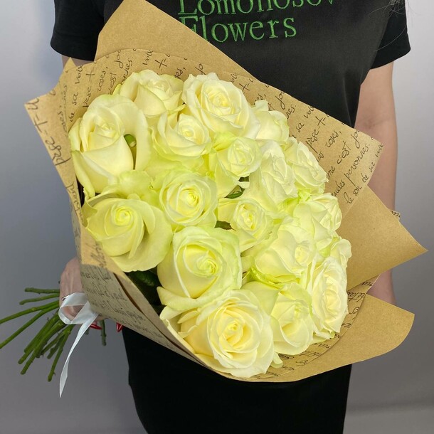 Букет из 19 белых роз, артикул F1258103 - 4500 рублей, доставка по городу. Flawery - доставка цветов