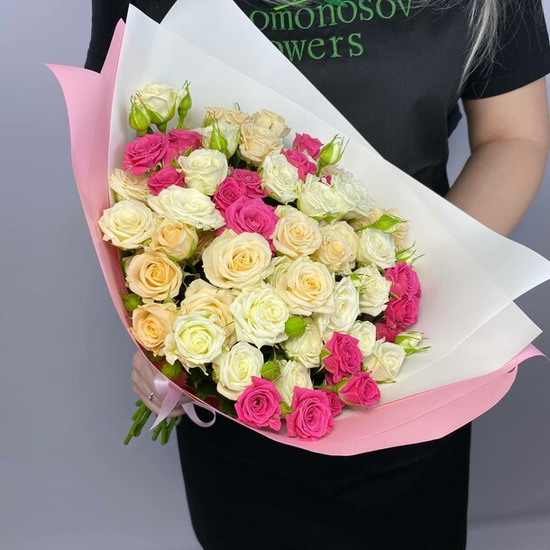 Букет из 15 кустовых роз премиум, артикул F1258109 - 3990 рублей, доставка по городу. Flawery - доставка цветов