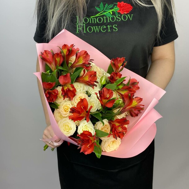 Мини букет из кустовых роз и альстромерий, артикул F1258110 - 3518 рублей, доставка по городу. Flawery - доставка цветов