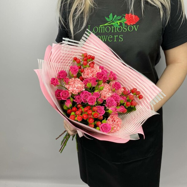 Букет из кустовых роз и гвоздик, артикул F1258115 - 3490 рублей, доставка по городу. Flawery - доставка цветов