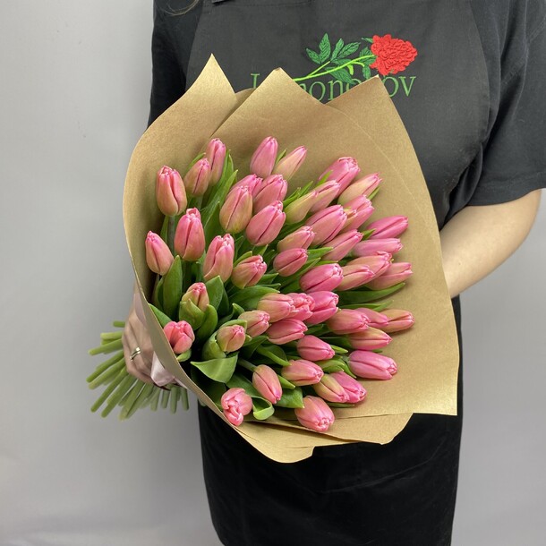 Букет из 49 розовых тюльпанов, артикул F1258117 - 10490 рублей, доставка по городу. Flawery - доставка цветов